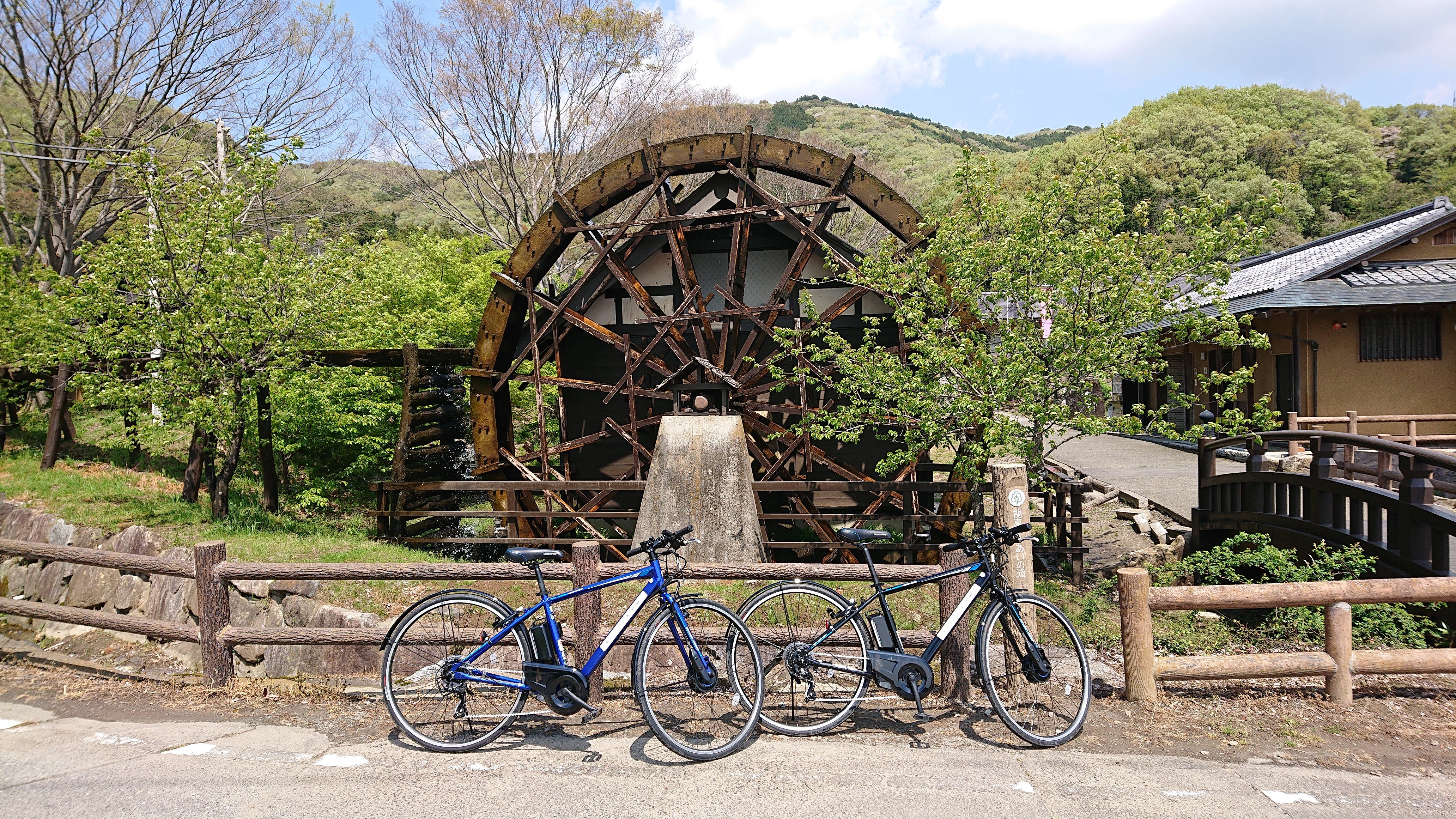Eバイク2台（水車前）