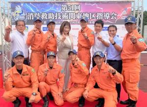 安藤市長と出向者みんなで