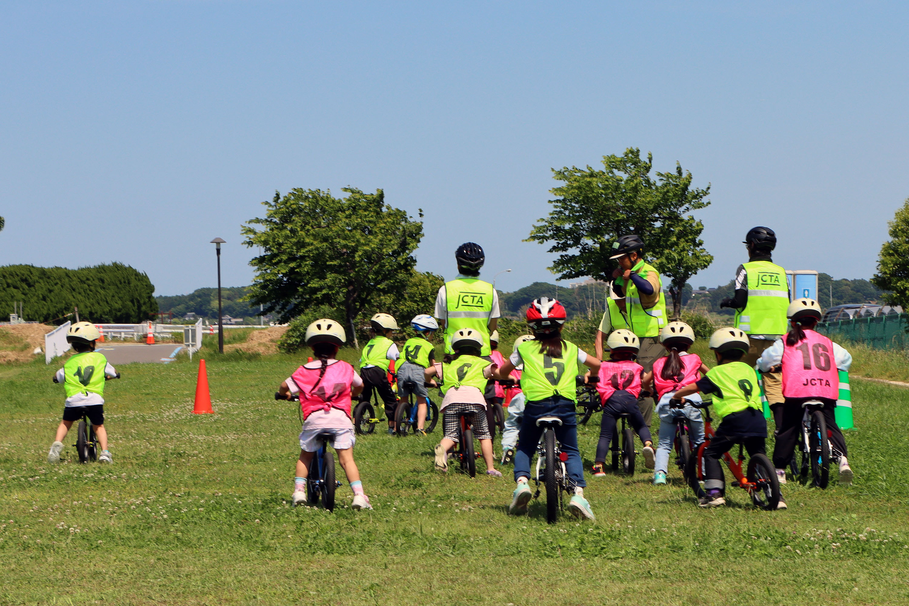 自転車に乗るこども2