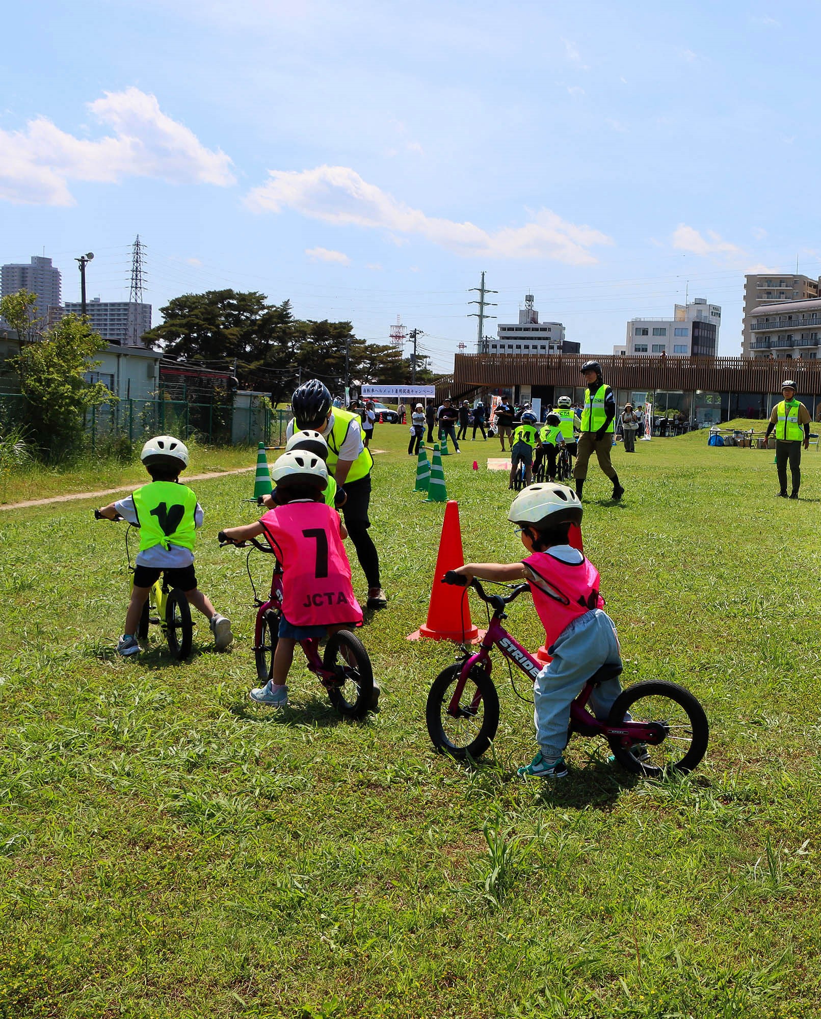自転車に乗るこども