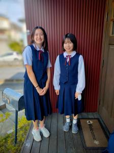 制服を着て登校