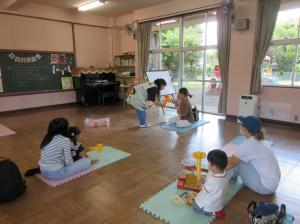 おはなし会　バルーン遊び