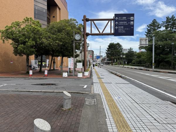 西側駐車場入口