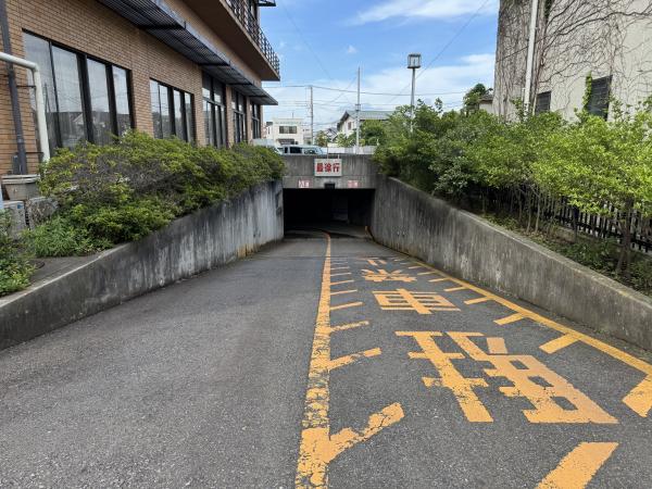 地下駐車場入口2