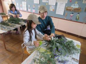 フラワーアレンジメント親子で作成中