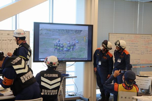 モニターで被災地を確認