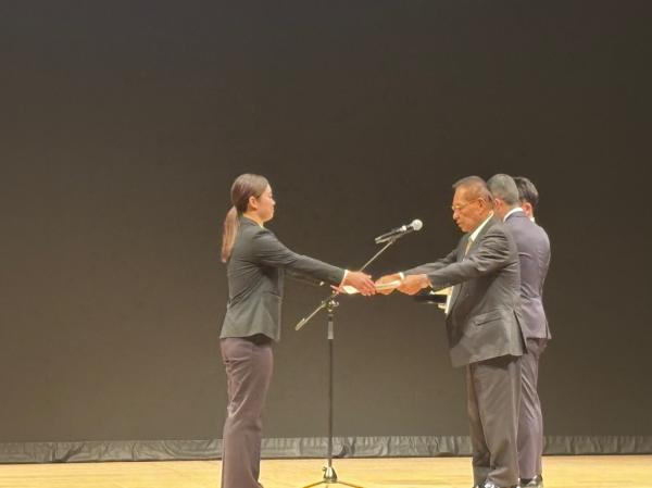 表彰される佐藤副士長