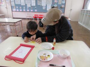 新治掛け軸おひなさま制作中