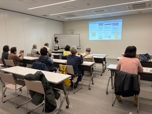 電子申請講座の写真です。10名の方が参加され、講師がスライドを使用して説明をしている様子が写っています。