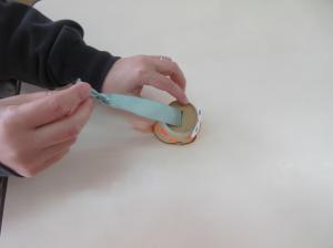 新治かたつむりリボン引っ張る