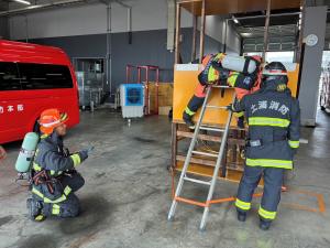 ファイヤーファイターサバイバルの訓練の様子