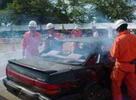 特別救助隊による事故車両からの救出訓練