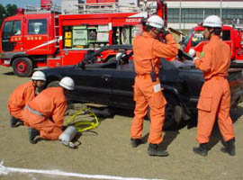 特別救助隊よる事故車両からの救出訓練
