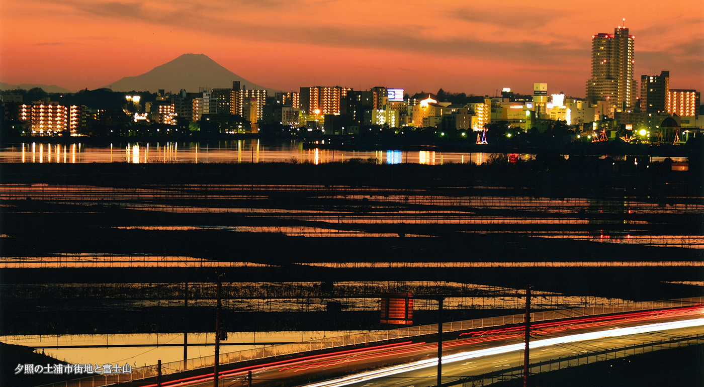 夕照の土浦市街地と富士山